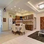 Ultra Central Stay 2Bdrm